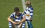 Filha consola pai após derrota no futebol